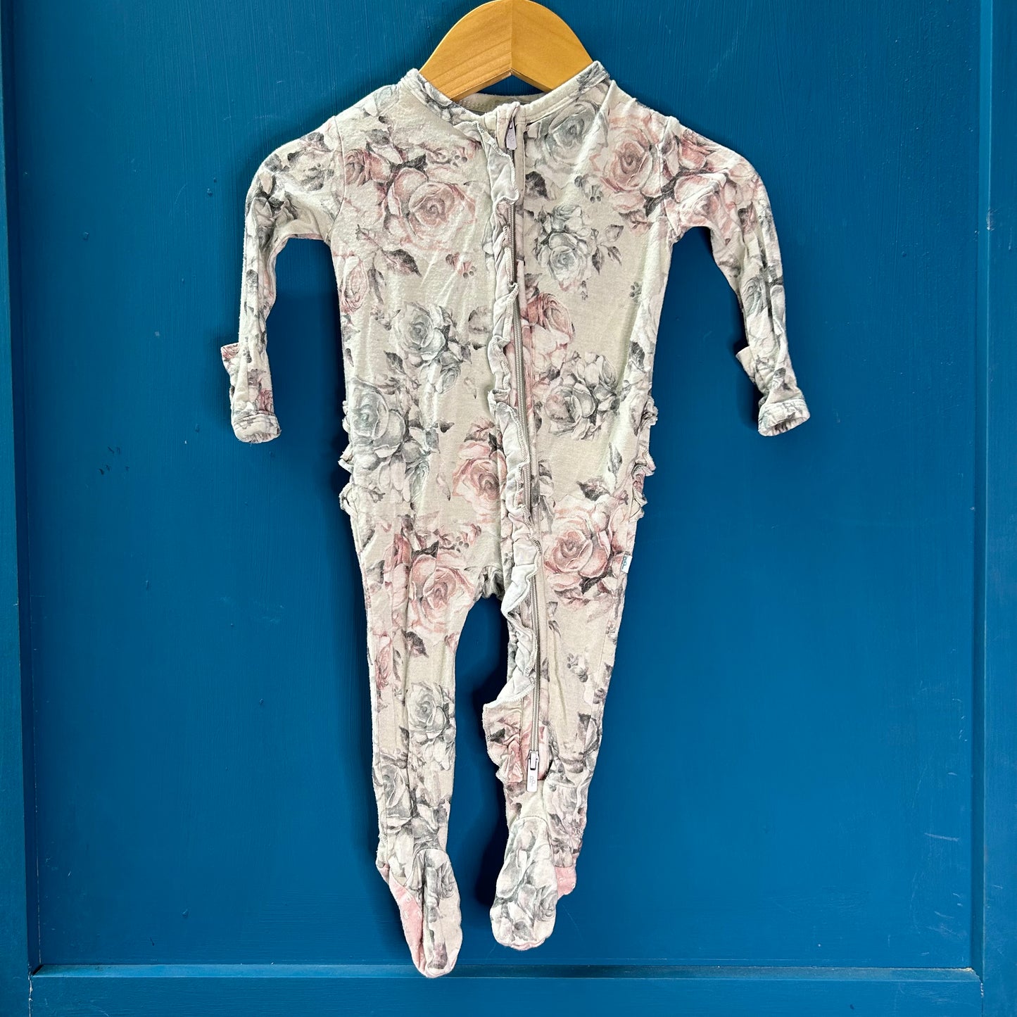 EUC Posh Peanut 0-3M Grey Floral Bamboo Ruffle Zip Sleeper