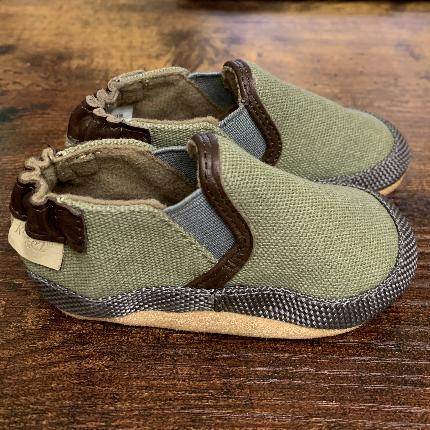 EUC Robeez 0-6M Green Soft Sole Shoes