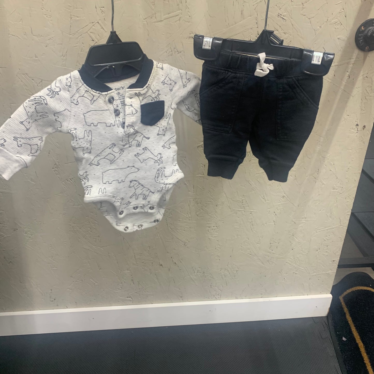EUC carters NB grey/black 2Pc set LS onesie + pants