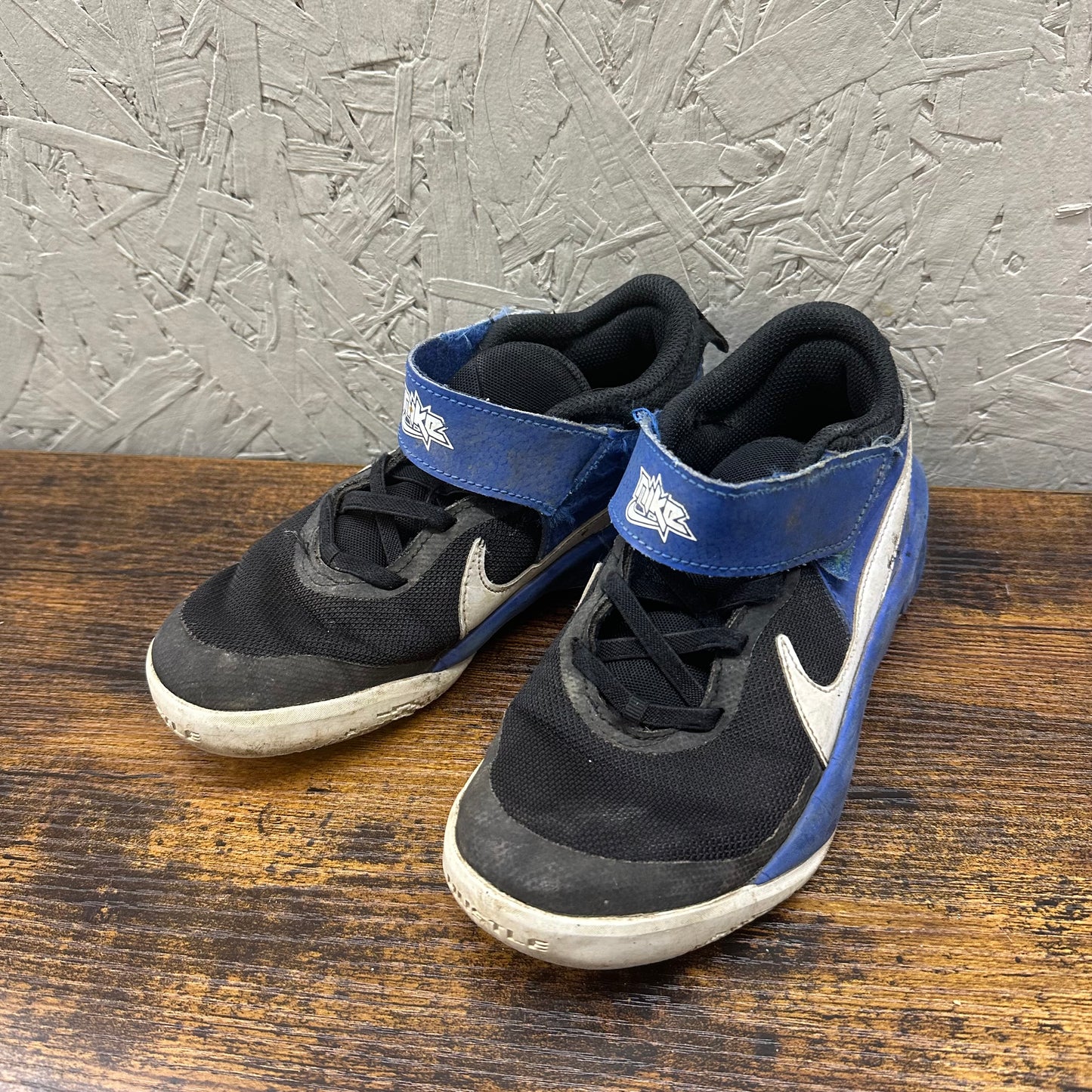 GUC Nike Sz 2 Blue/Black Runners