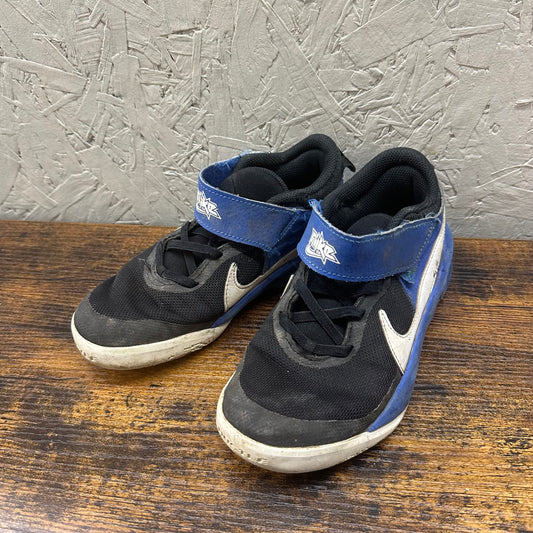 GUC Nike Sz 2 Blue/Black Runners