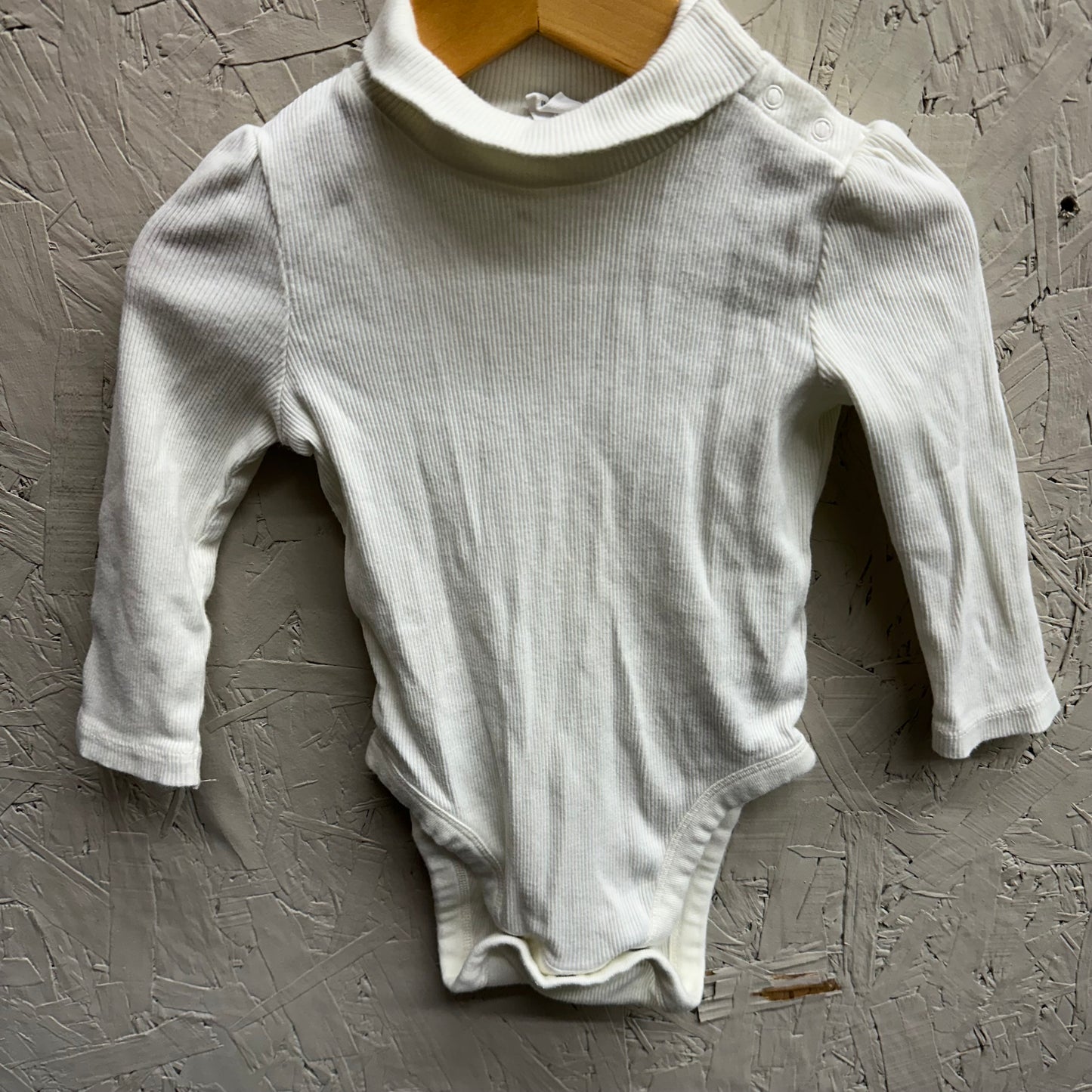 EUC Gap 12-18M Cream LS Turtle Neck Onesie