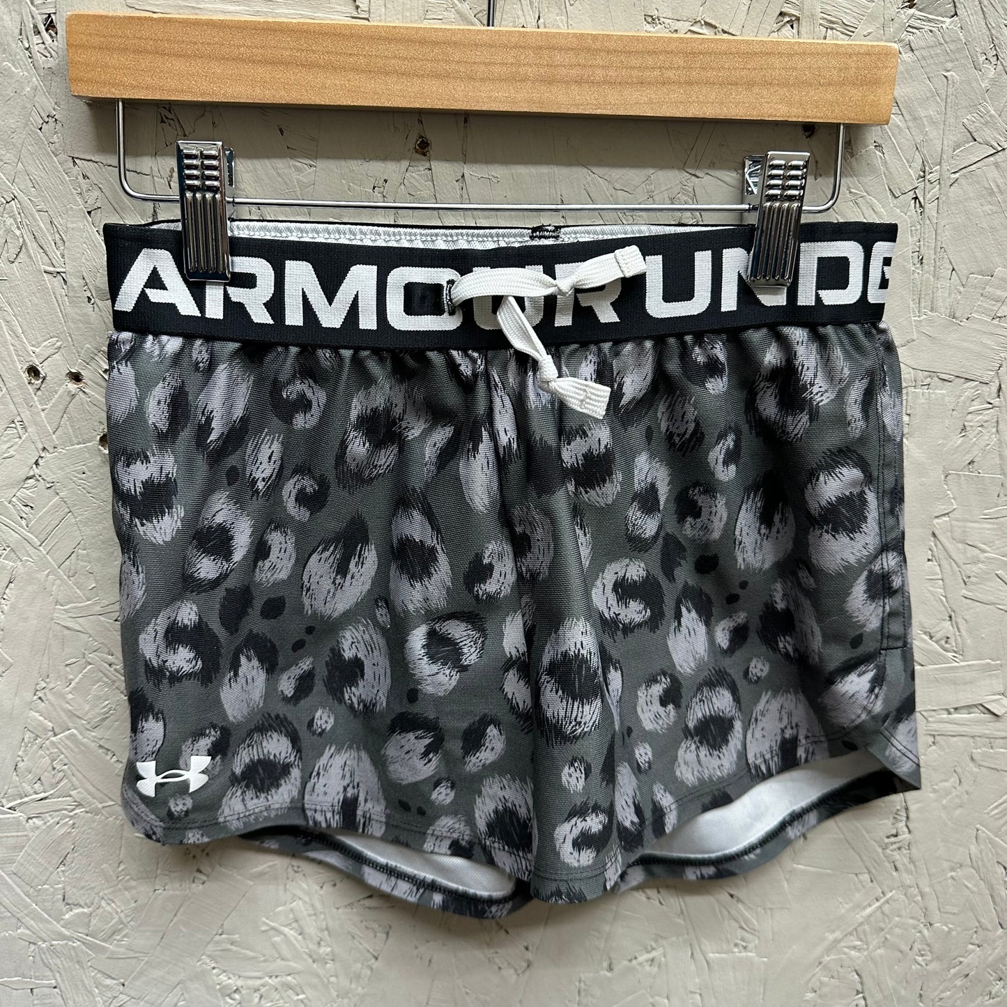 EUC Under Armour M Grey/Black Print Athletic Shorts