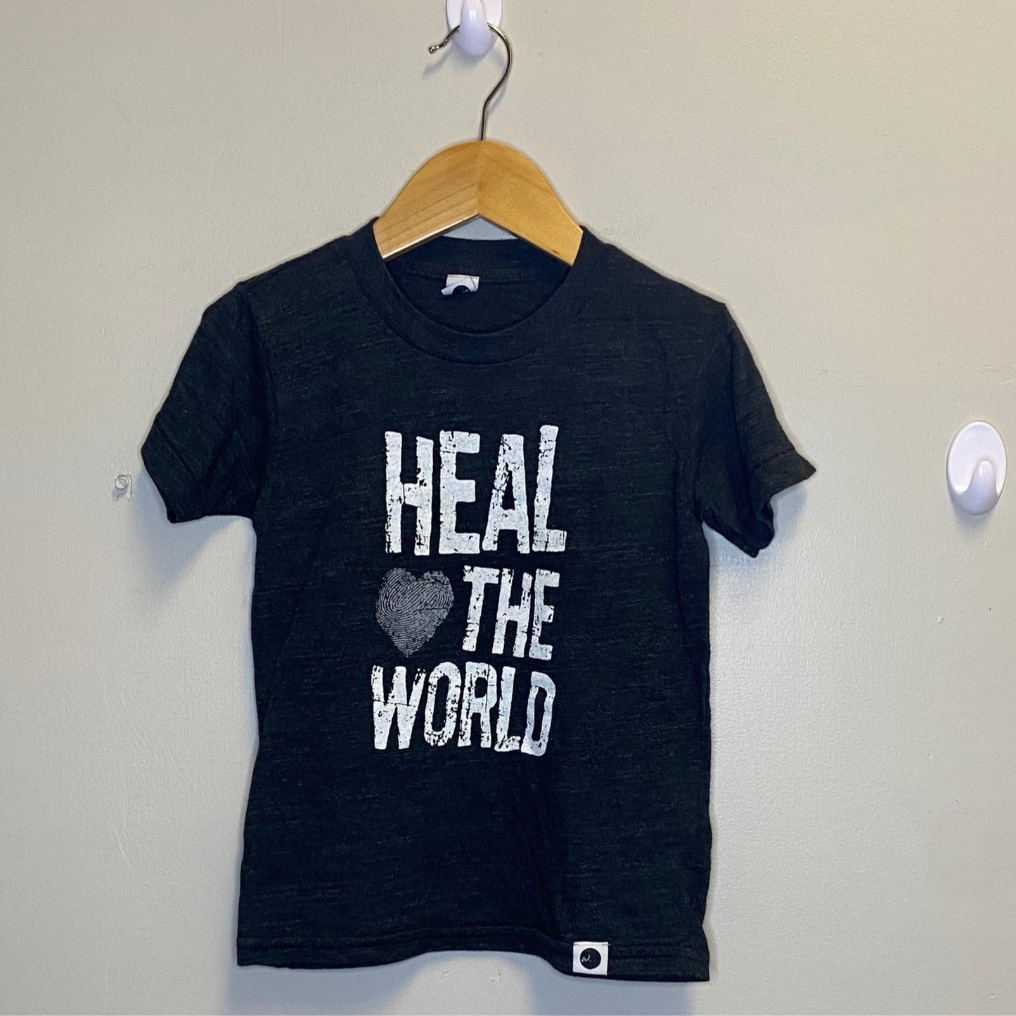EUC no brand size 4 SS T-shirt “heal the world”