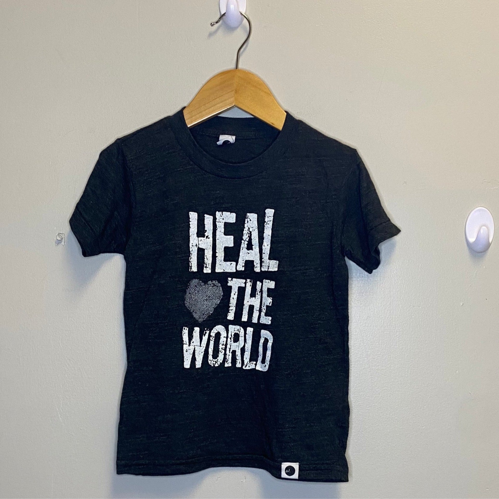EUC no brand size 4 SS T-shirt “heal the world”