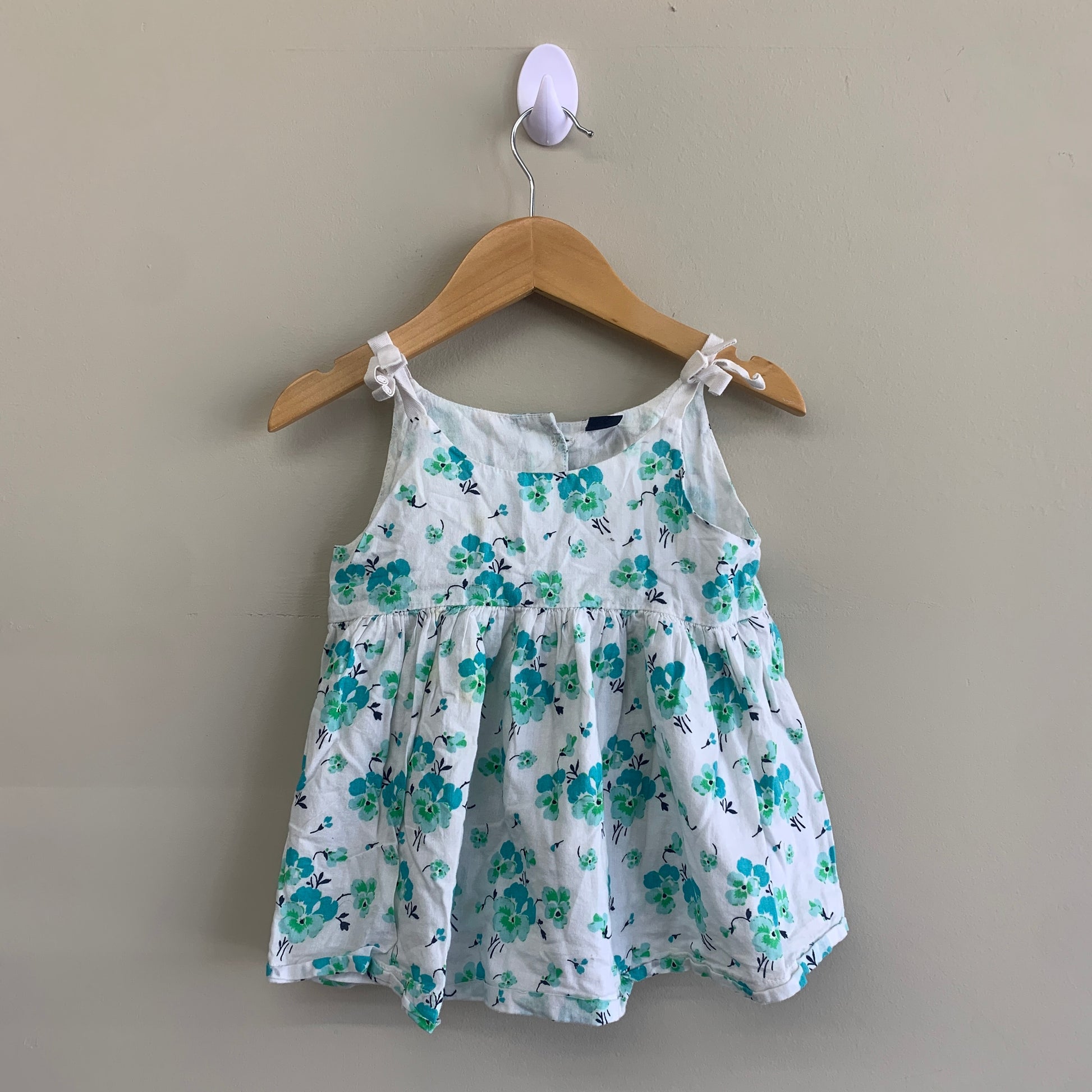 GUC Gap 4T White Flower Shirt