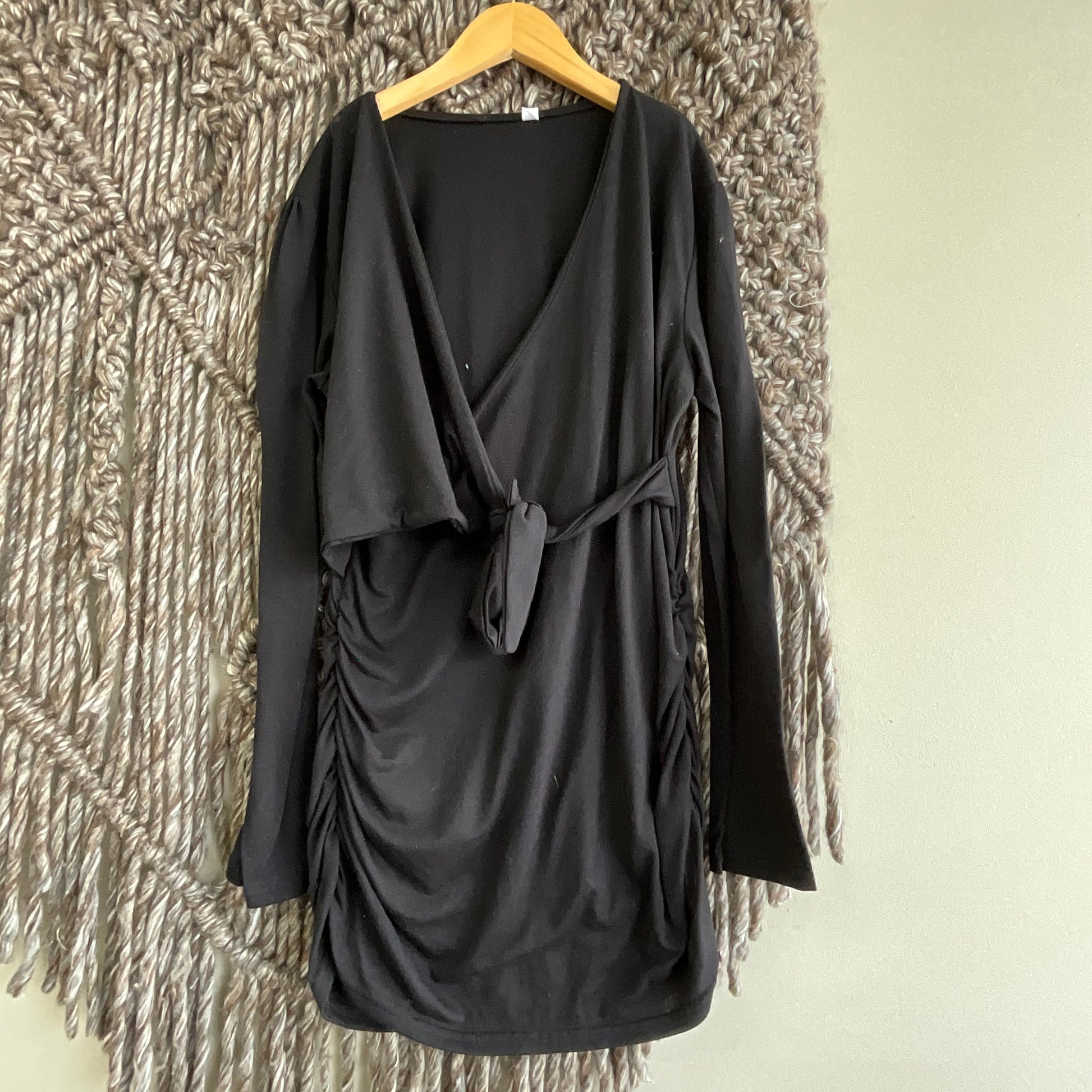 GUC No Brand M Black LS Cinched-Sides Shirt